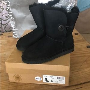 Ugg - Women’s Bailey Button 5803 W / Blk